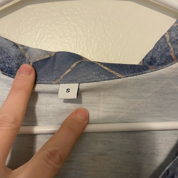 Exclusive Geometric Collared Top - Picture 3 of 4